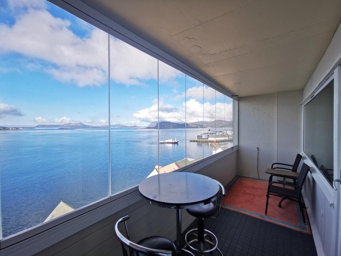 Apartment Close To The City Center With Sea View Ålesund Eksteriør billede