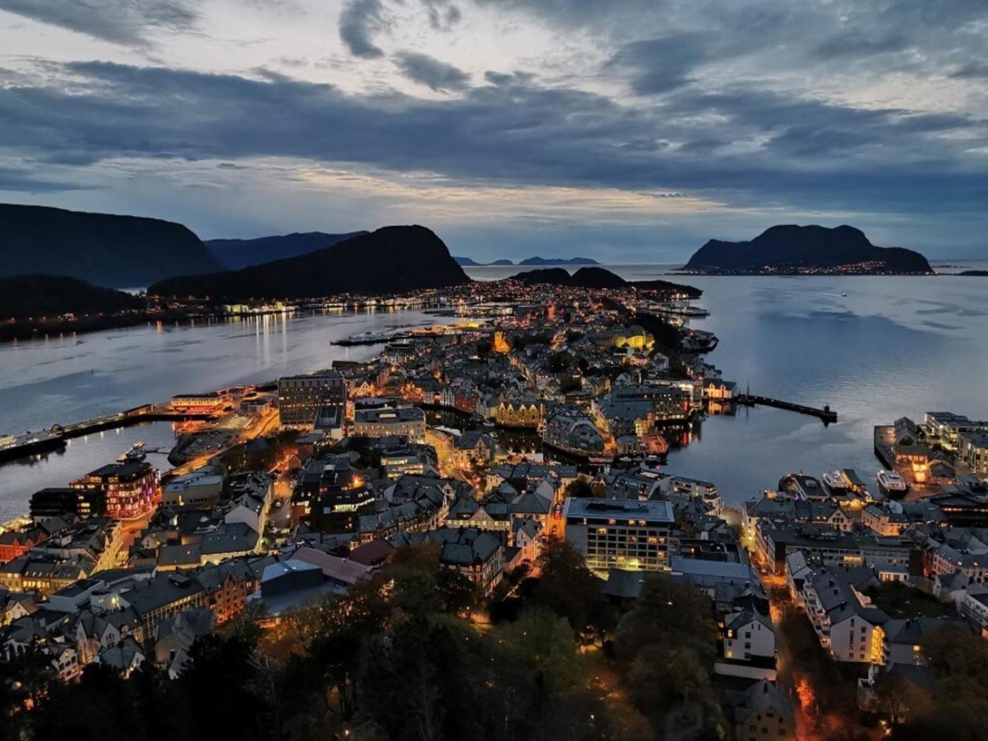 Apartment Close To The City Center With Sea View Ålesund Eksteriør billede